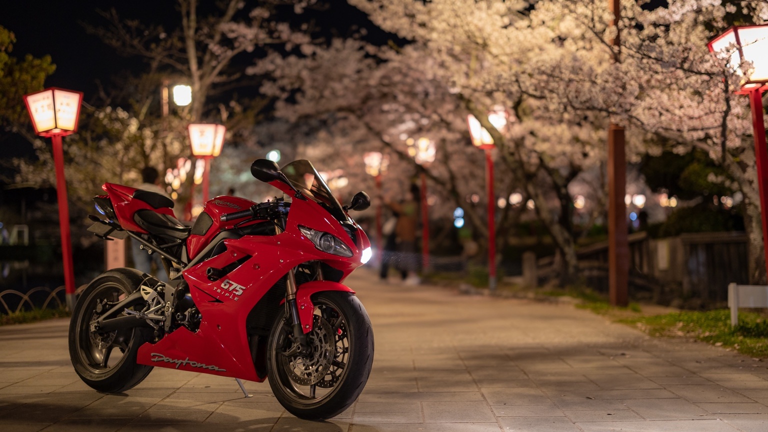 妻のDaytona675。身近にこういった公園があるのはいいですね。